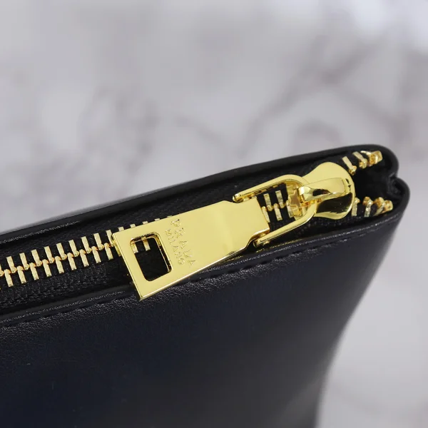 プラダ 大容量トートバッグ