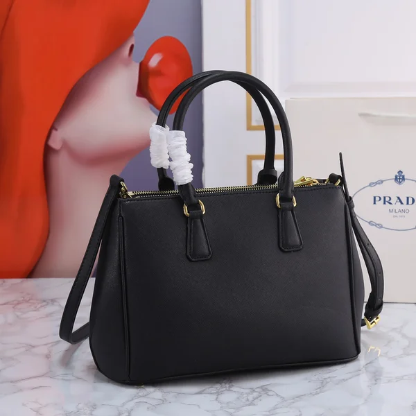 PRADA サフィアーノレザー ショルダーバッグ