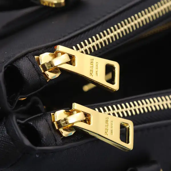 PRADA ミディアムショルダーバッグ レディース