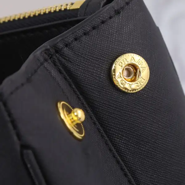 PRADA サフィアーノレザー ショルダーバッグ