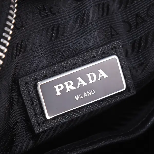 ブラック プラダ クロスボディ