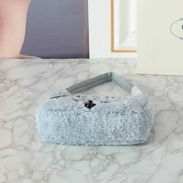 プラダ 刺繍ロゴ ミニバッグ