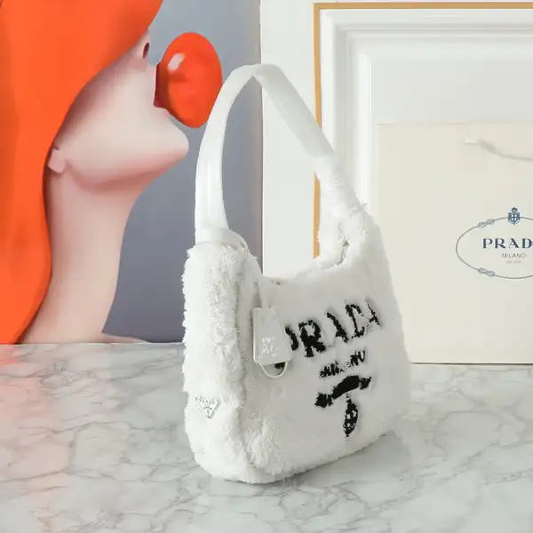 女子向け PRADAバッグ