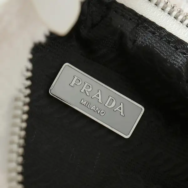 PRADA ファーミニバッグ