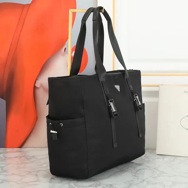 PRADA ナイロン ハンドバッグ