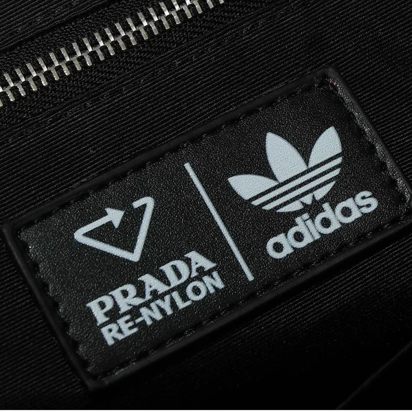 プラダ コラボ トートバッグ