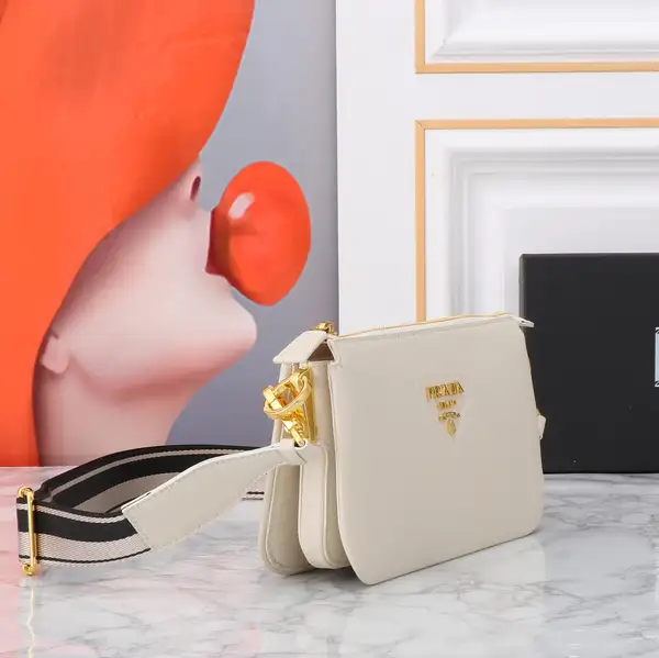 プラダ ミニ ボディバッグ