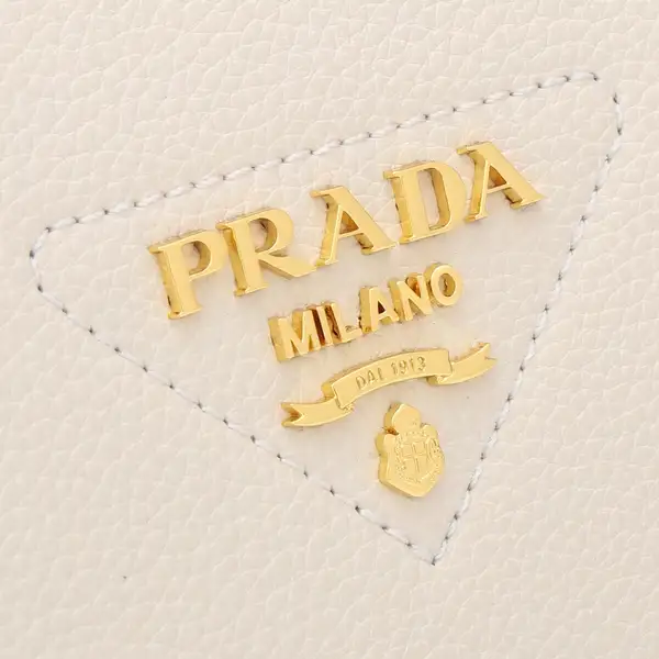 プラダ ボディバッグ 斜め掛け