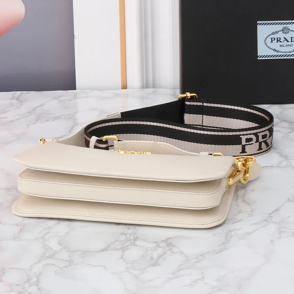 プラダ マルチポケットバッグ