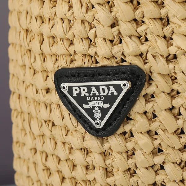 プラダ ラフィア トートバッグ