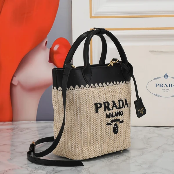 PRADA ラフィア ショルダーバッグ
