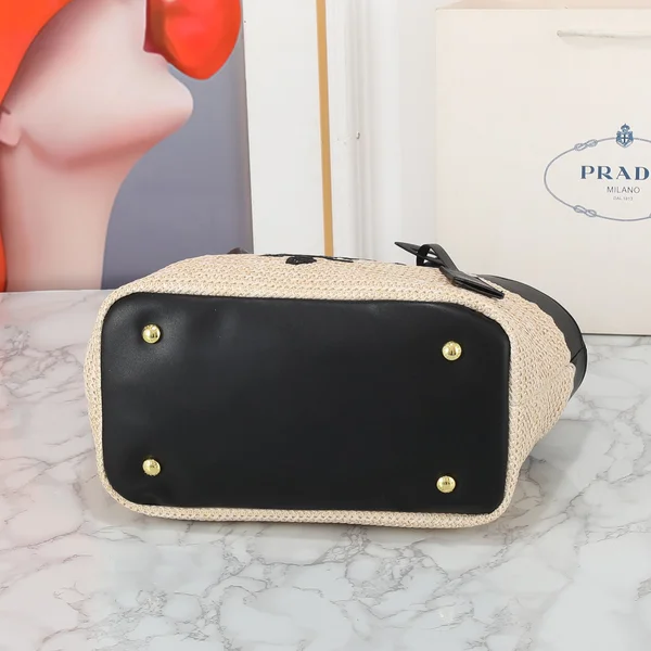 プラダ ロゴ ハンドバッグ