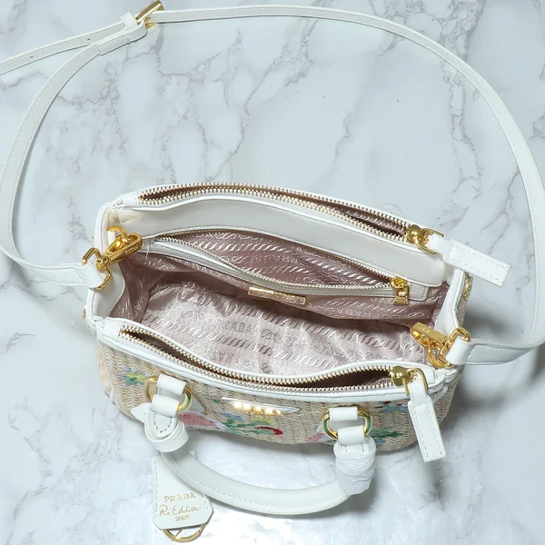 プラダ ショルダーバッグ 夏の