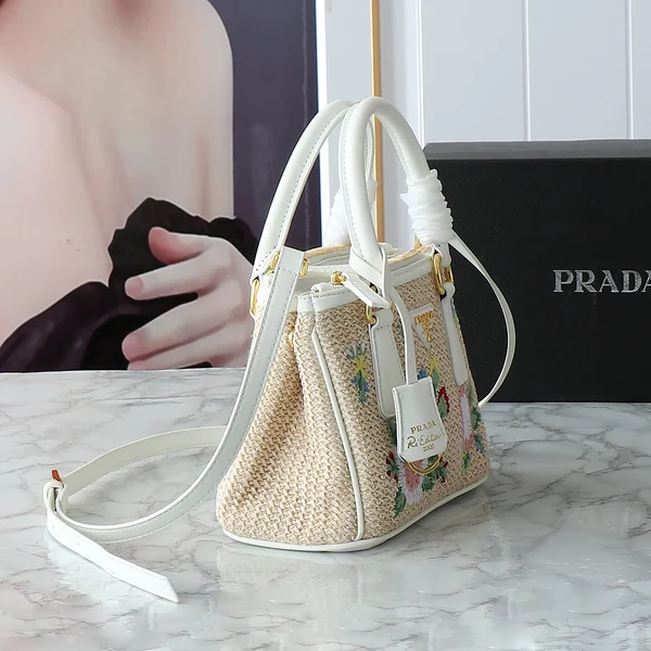 PRADA かごバッグ ホワイト