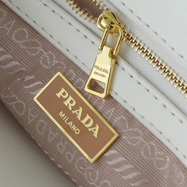 プラダ ショルダーバッグ レディース 人気