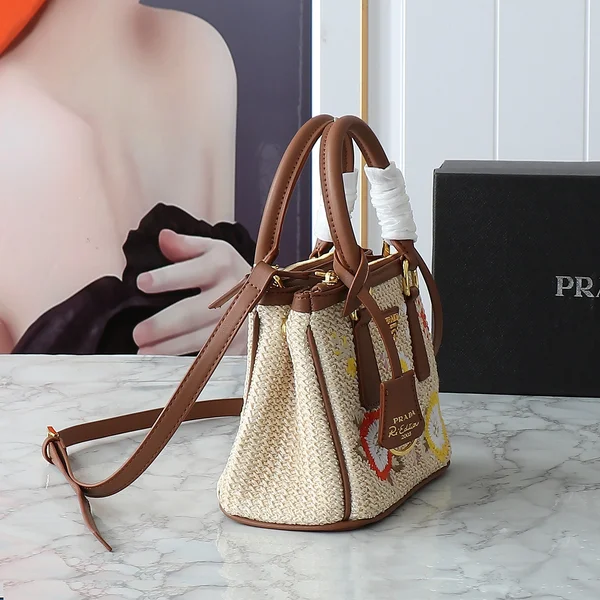 PRADA ショルダーバッグ 夏の 人気