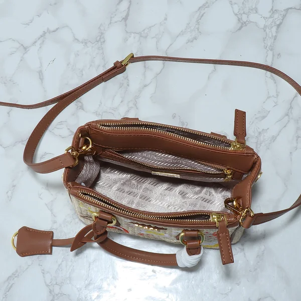 PRADA ショルダーバッグ 夏の 人気