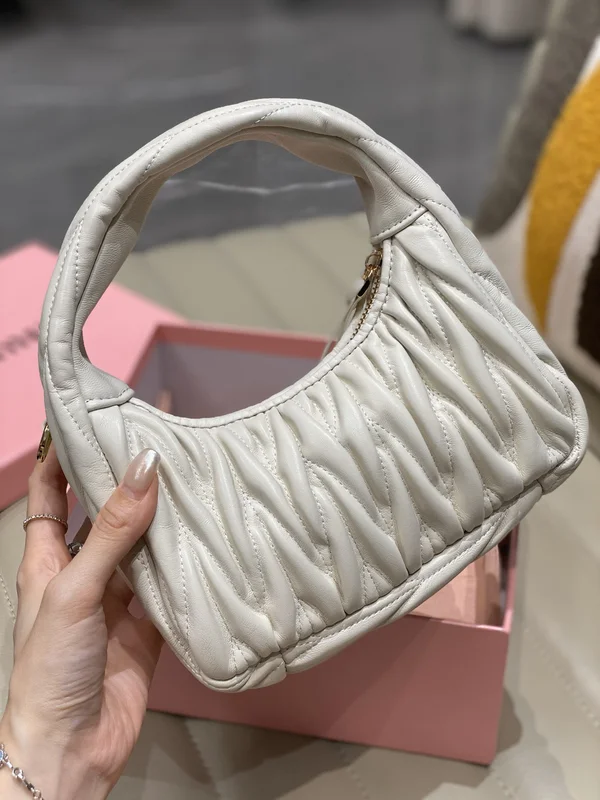 MIU MIU ホーボーバッグ マテラッセ レザー