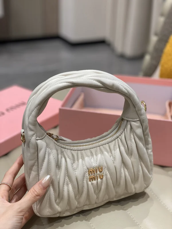 MIU MIU ホワイト ワンダーバッグ