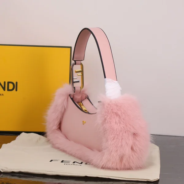 FENDI ピンク レディースバッグ