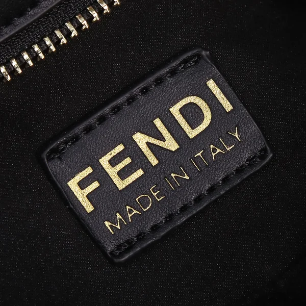 FENDI バッグ レザー レディース