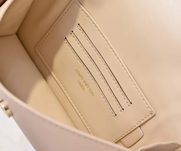 ルイヴィトン ブルームウォレットオンチェーン