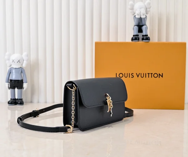 ブラック ルイヴィトン ウォレット オン チェーン