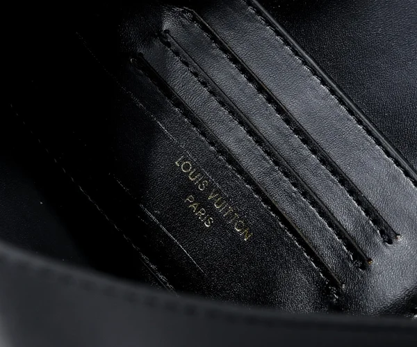 ブラック ルイヴィトン ウォレット オン チェーン