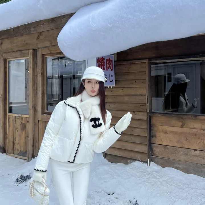 シャネル 白 ダウンジャケット