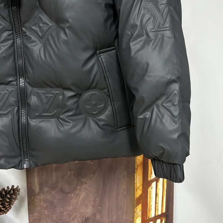 ルイヴィトン エンボス加工 ダウンジャケット