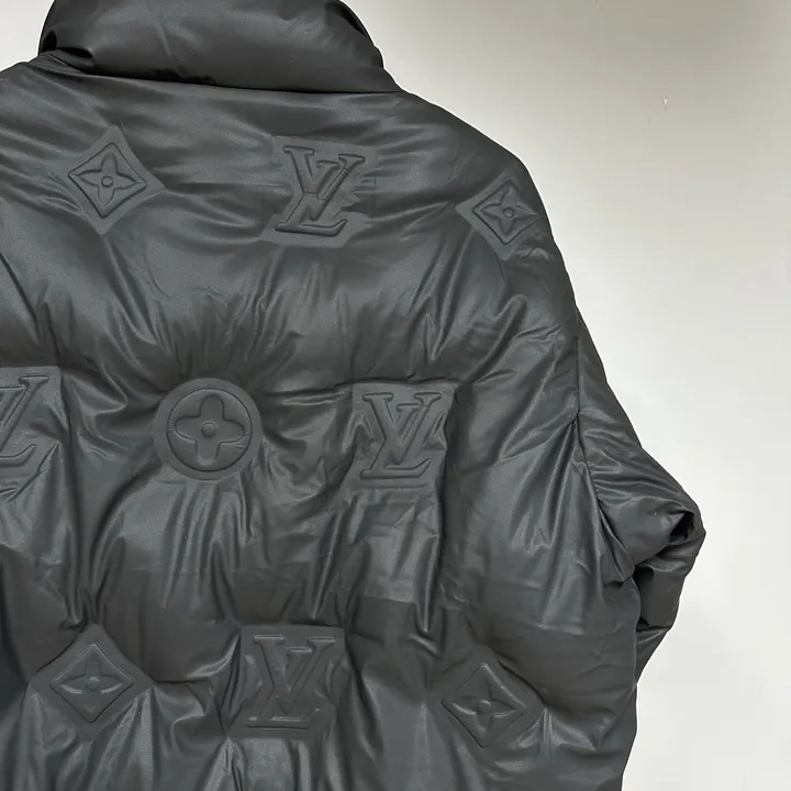 ルイヴィトン エンボス加工 ダウンジャケット