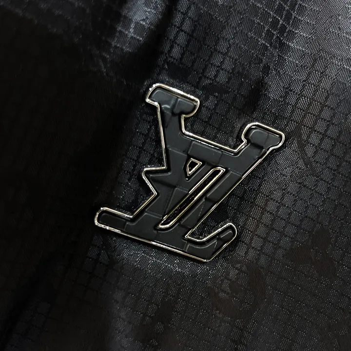 ルイヴィトンダウンコート フード付き