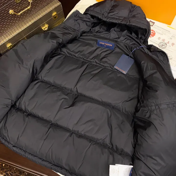 ルイヴィトン ダウンジャケット 軽量 暖かい