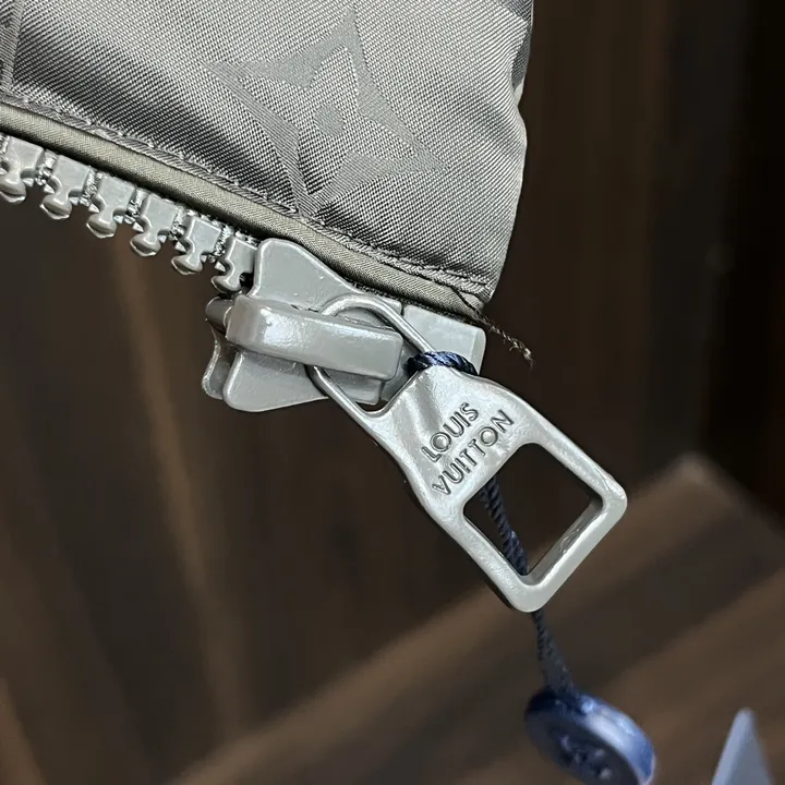 LV 軽くて ダウン ジャケット