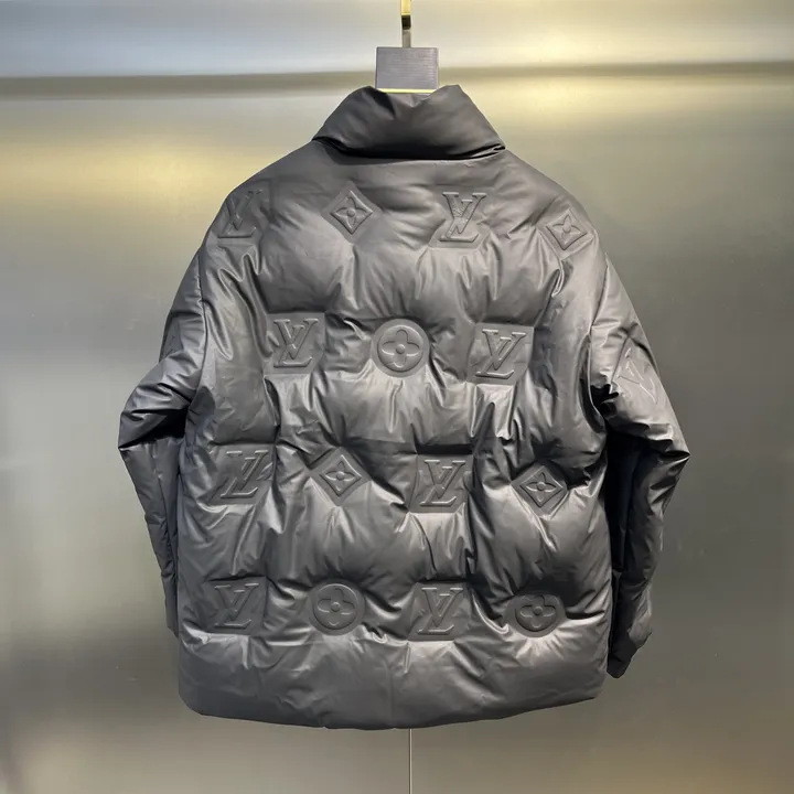 ヴィトン エンボスレザー ダウンジャケット