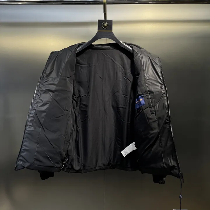 ヴィトン エンボスレザー ダウンジャケット