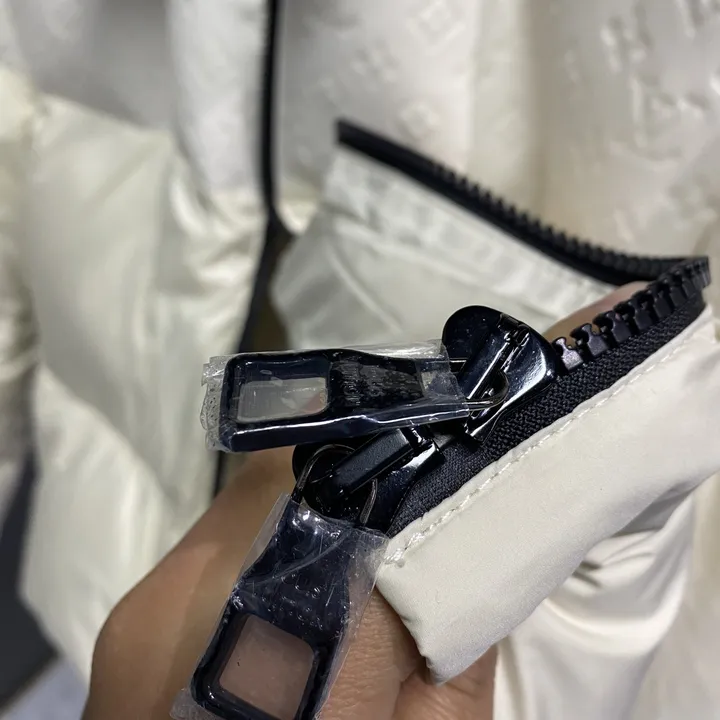 ルイヴィトン ダウンホワイト系