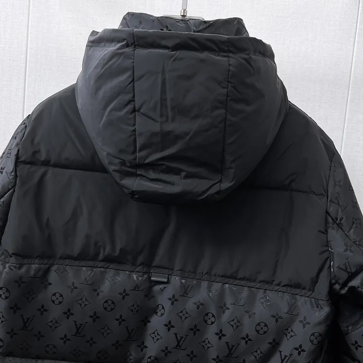 ルイヴィトンモノグラム ダウンジャケット