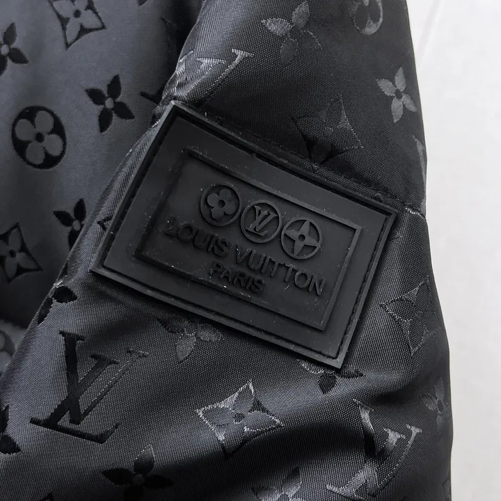 ルイヴィトンモノグラム ダウンジャケット