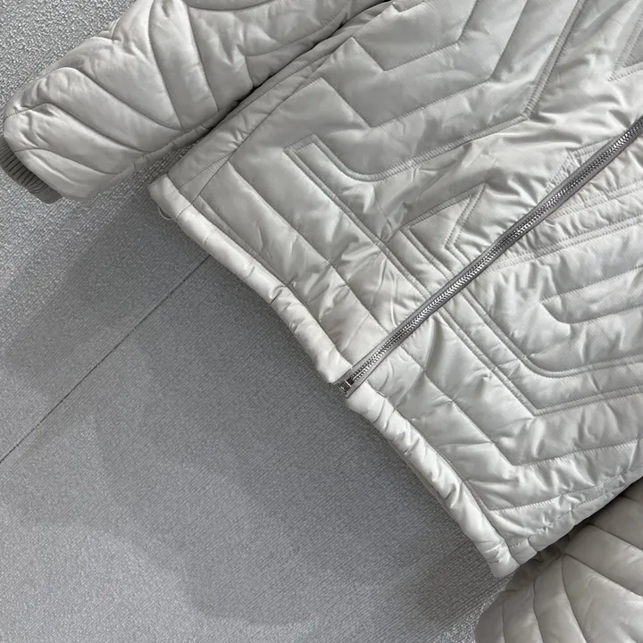 ブランド ダウンジャケット 偽物