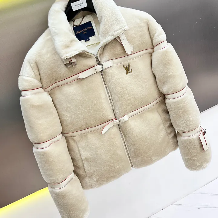 ルイヴィトン ダウンジャケット レザーストラップ付き