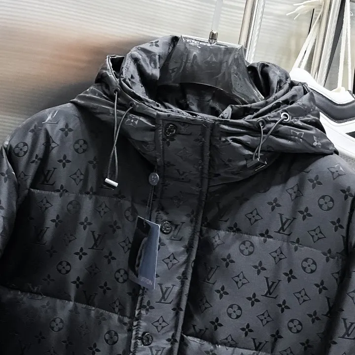 ルイヴィトン ダウンコートフード付き