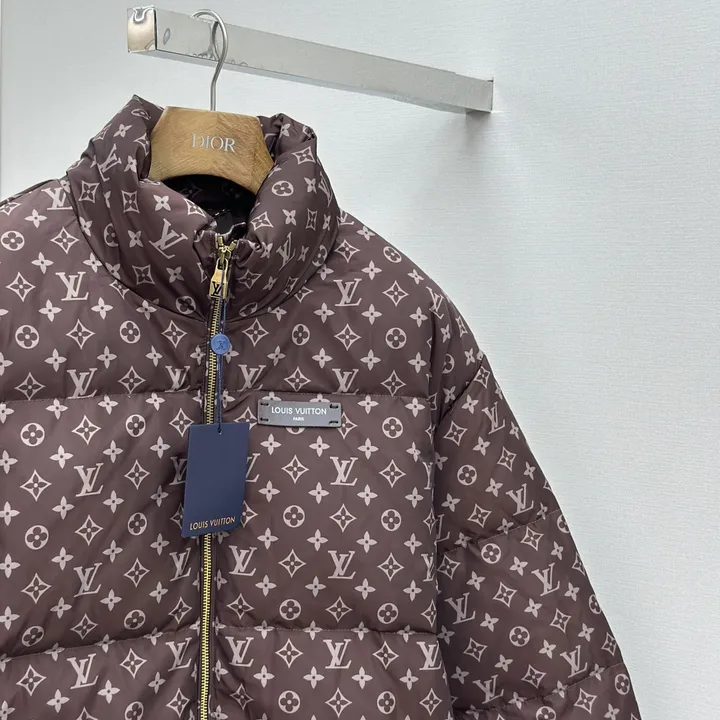 ルイヴィトン ダウンジャケットブラウン