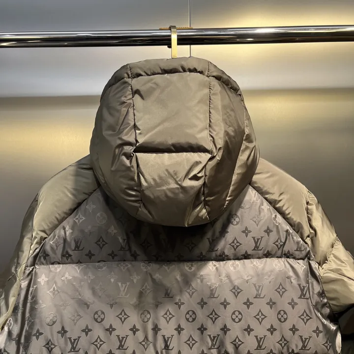 ルイヴィトン ダウンジャケット エンボス加工