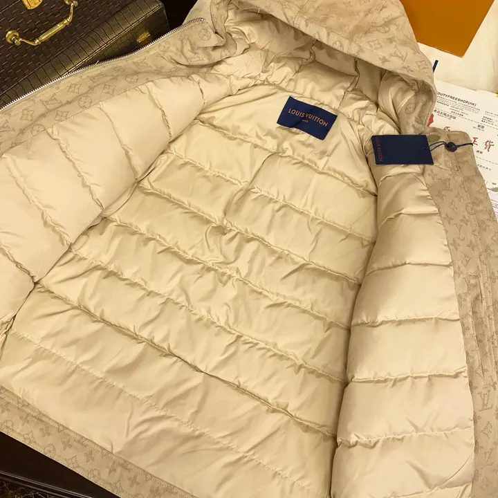 LOUIS VUITTON  ロゴ フルプリントダウンジャケット