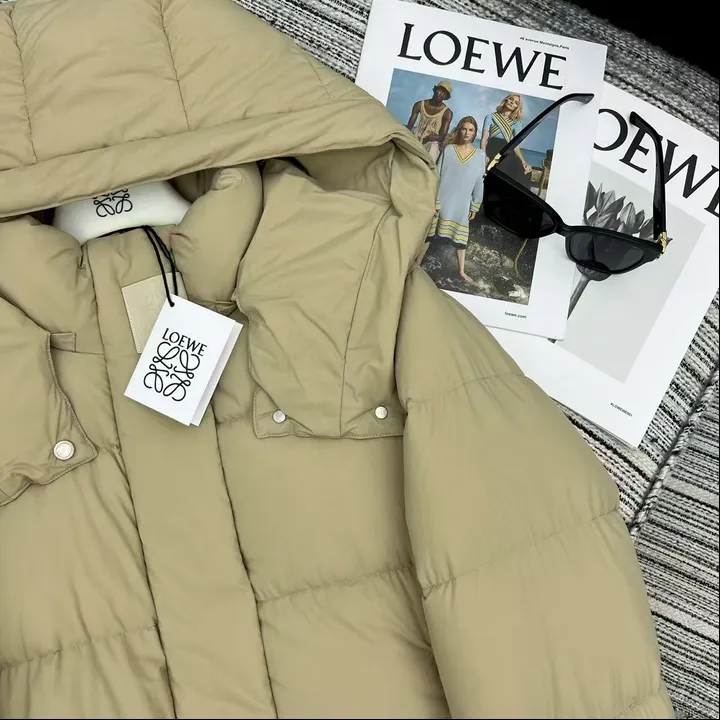 LOEWE ダウン ライトベージュ
