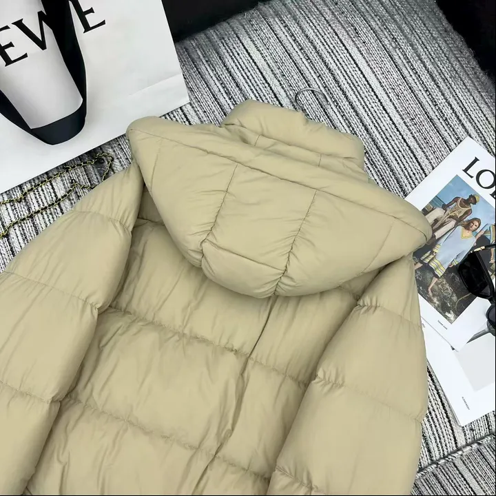 ロエベ ダウンジャケット 偽物