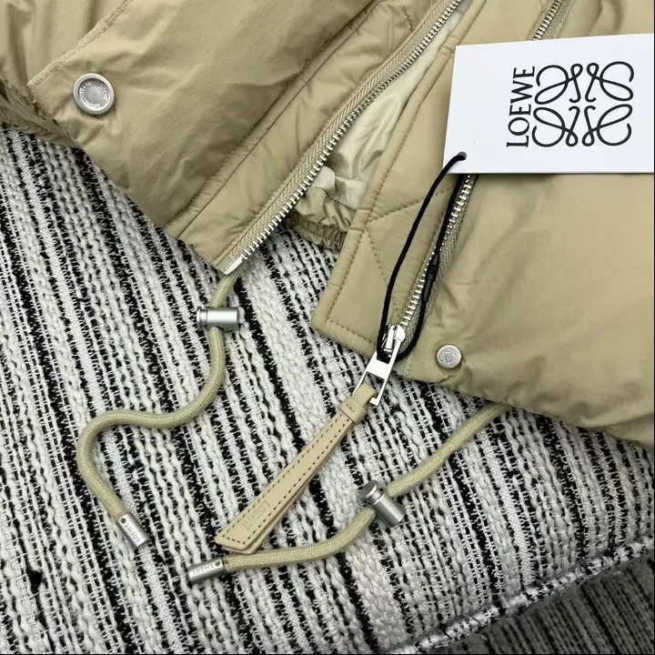 ロエベ ダウンジャケット 偽物