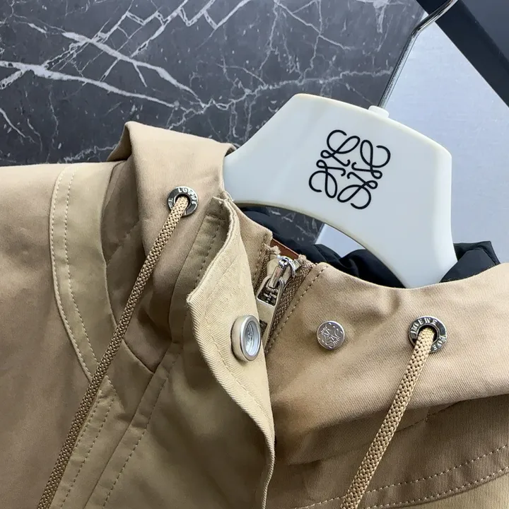 ロエベ ダウンジャケット レザーロゴ