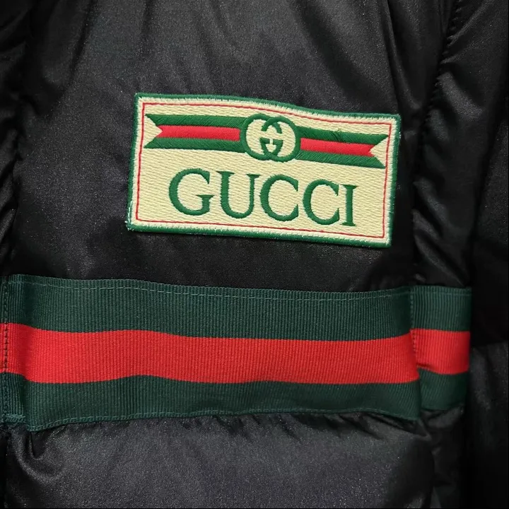 GUCCI 胸元ロゴ ダウンジャケット